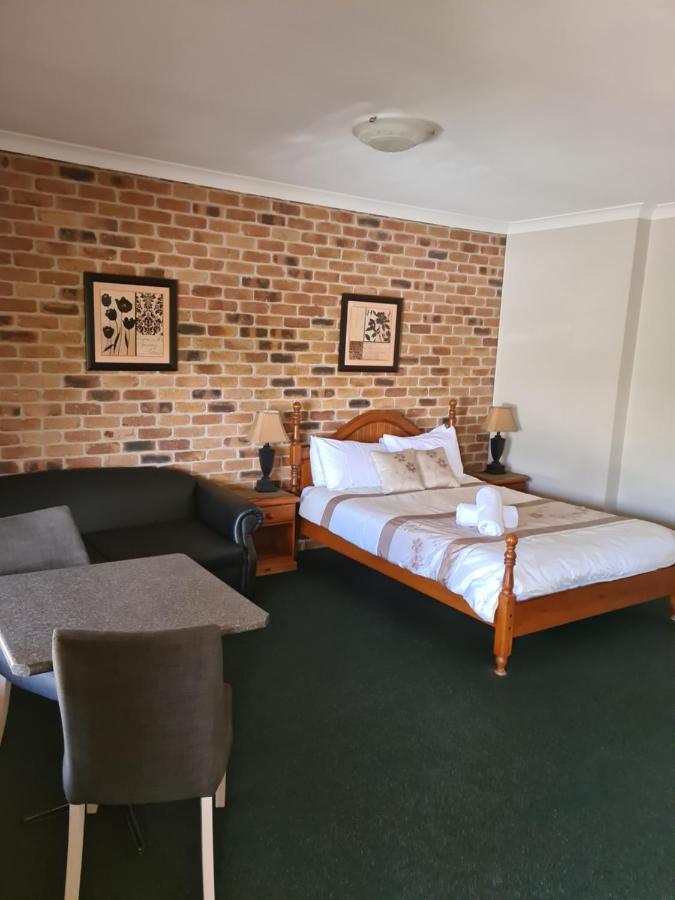Country Gardens Motor Motel